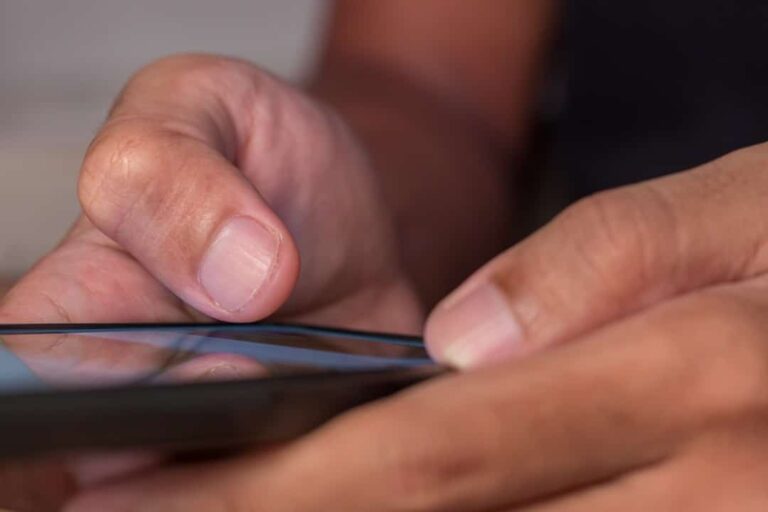 Novo estudo alerta para o impacto do uso de telas nas refeições sobre crianças e saúde mental