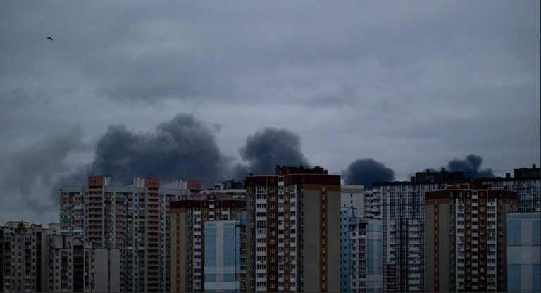 Ataques de drones ucranianos causam 8 mortes e mais de 60 feridos em infraestruturas russas
