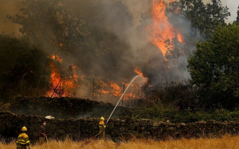 Hemisfério Norte Luta Contra Incêndios Devastadores e Calor Extremo Recorde