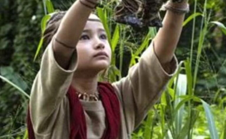 Jovem atriz Kaylee Hottle, da franquia 'Godzilla', falece aos 18 anos em colisão veicular