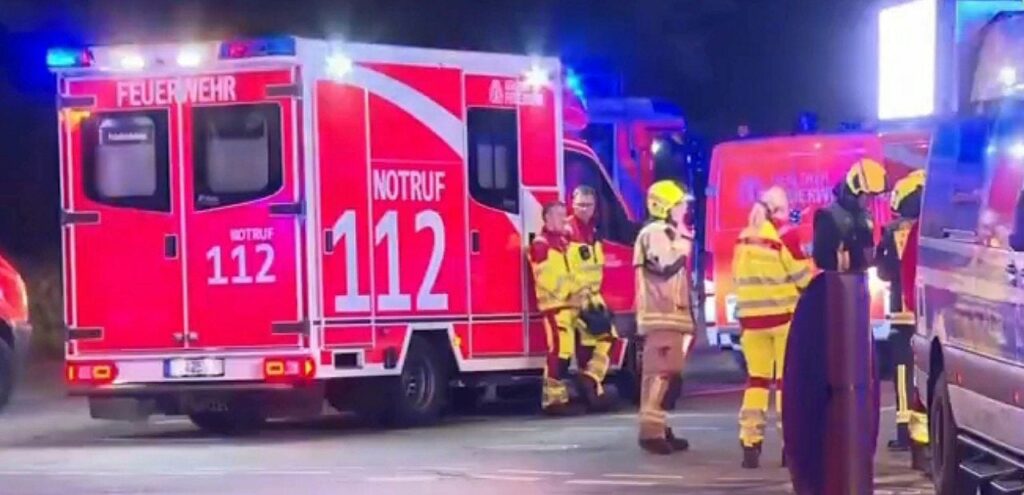 Carro avan&ccedil;a contra multid&atilde;o em parada LGBTQIA+ em Berlim, causando uma morte e 15 feridos