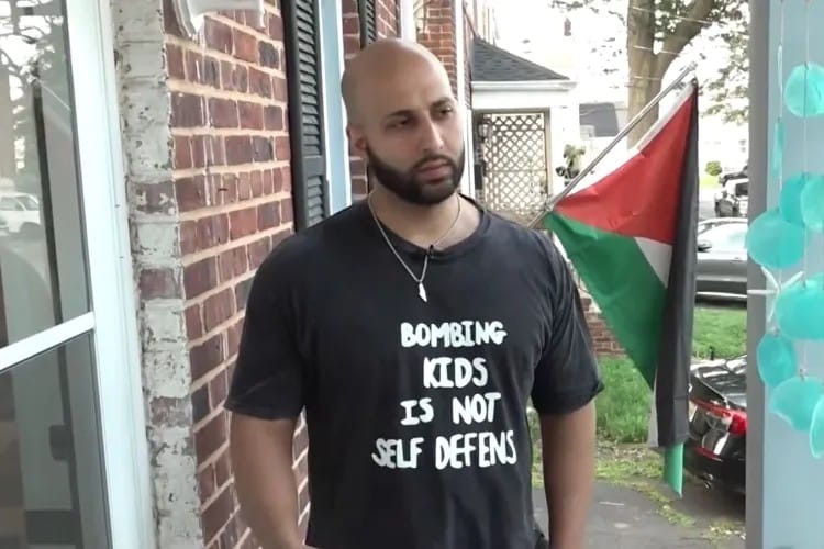Homem foi retirado de avião por usar camisa com protesto contra bombardeio infantil — Foto: Reprodução/YouTube CBS News
