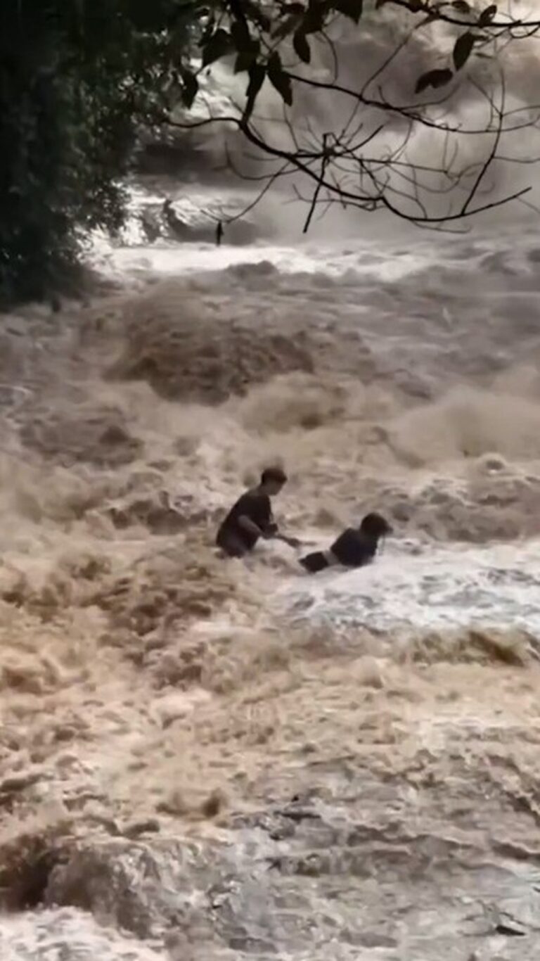 Turistas são arrastados por enchente ao ignorar proibição para tirar selfies em cachoeira na Tailândia