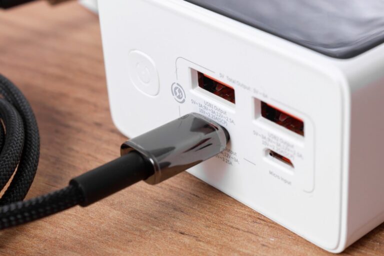 Carregador Satechi ChargeView 240W com 6 portas eleva gestão de energia em mesas de trabalho