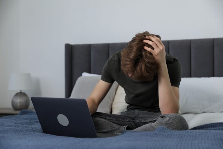 Proliferação de deepfakes de nudez entre jovens intensifica alertas sobre saúde mental e lacunas legais no Brasil