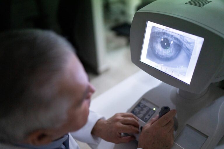 Inteligência Artificial Acelera Detecção de Doenças Oculares, Mantendo Médico Central no Diagnóstico