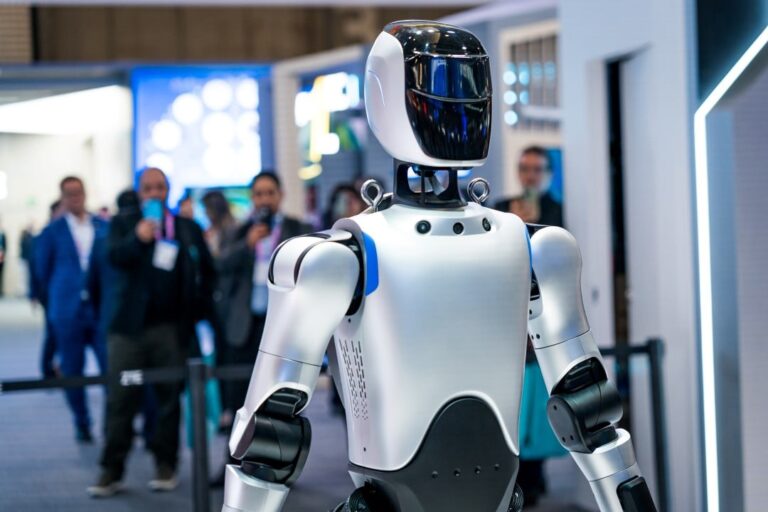 Mitsubishi inicia fabricação de mil robôs humanoides por mês em antiga linha no Japão