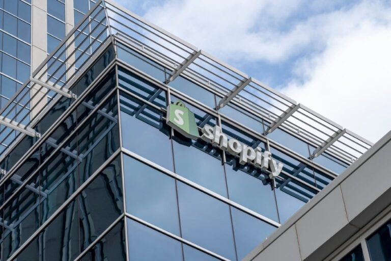 Shopify supera projeções no 2º trimestre de 2026 com crescimento robusto e impulsiona mercado