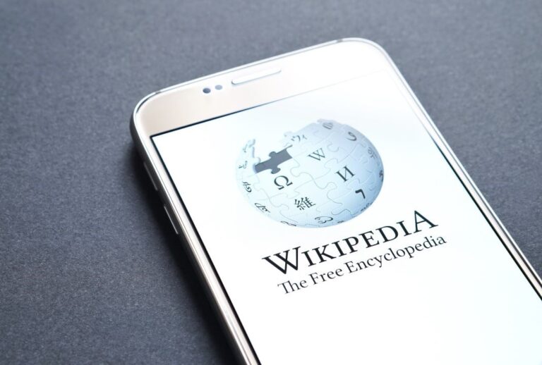 Grokipedia de Elon Musk enfrenta paralisação e futuro incerto na disputa com Wikipedia