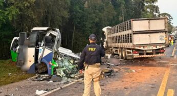Acidente fatal na BR-373: Colisão entre micro-ônibus de pacientes e carreta deixa 23 mortos no Paraná