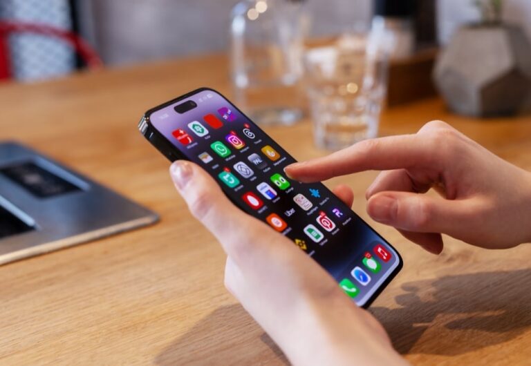 Virar o celular para baixo oferece vantagens inesperadas para seu dia a dia e a vida útil do aparelho