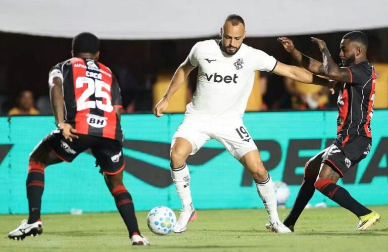 Arthur Cabral é expulso em estreia da nova Lei Vini Jr. no Campeonato Brasileiro