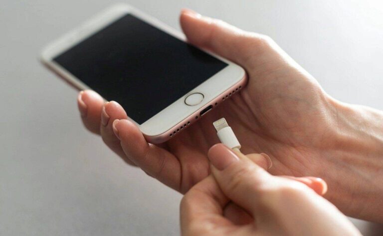 Bateria, celular, carregando - Andrew Angelov/Shutterstock.com