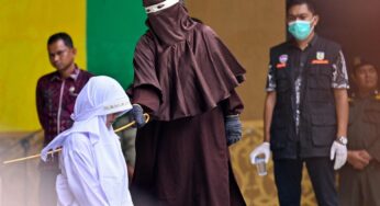 Floggings públicos em Aceh, Indonésia: Multidão assiste punição por adultério e outros crimes