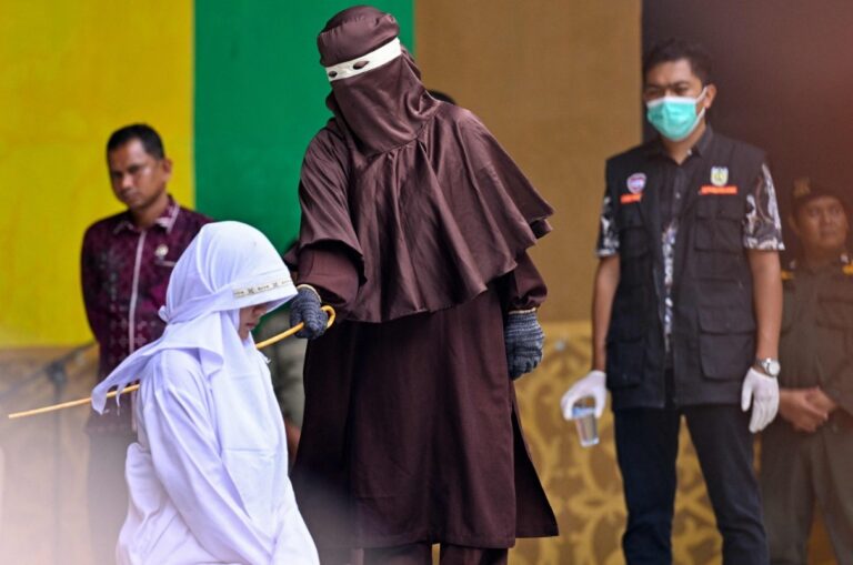 Mulher condenada por adultério recebe chibatadas na Indonésia — Foto: AFP