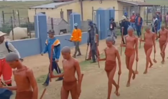 Adolescentes são levados a cerimônia de circuncisão em massa na África do Sul — Foto: Reprodução