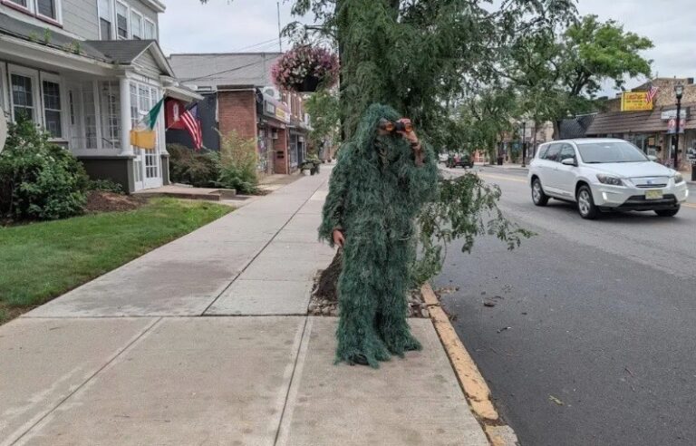 Policial se disfarçou de arbusto para flagrar infrações de motoristas em Nova Jersey — Foto: Reprodução/Dunellen Borough Police Department