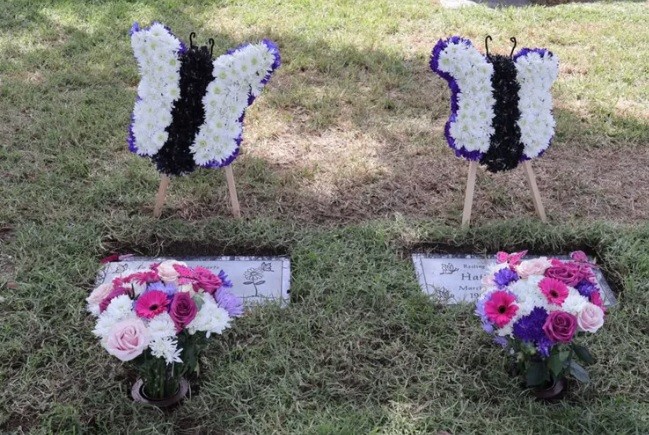 Túmulo de Maytie Raker, a primeira 'moradora' de cemitério em Inglewood (Califórnia, EUA), e o da sua irmã, Hattie, ganharam lápides após 120 anos — Foto: Reprodução/Instagram(inglewoodparkcemetery)