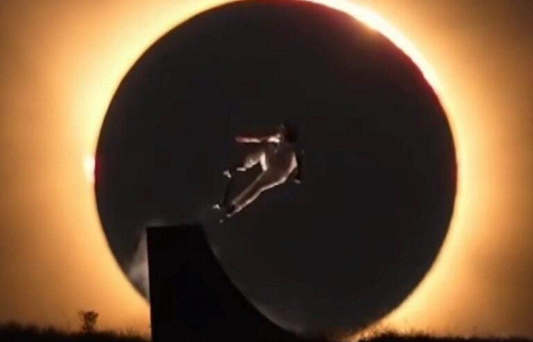 Skatista olímpico Danny Leon executa salto inédito durante eclipse solar total