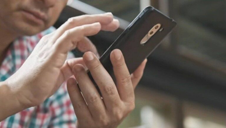 Homem no celular