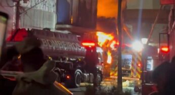 Incêndio de grandes proporções atinge prédio comercial em São Paulo e causa desabamento parcial