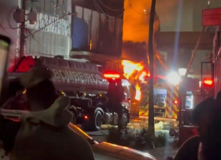 Incêndio de grandes proporções atinge prédio comercial em São Paulo e causa desabamento parcial