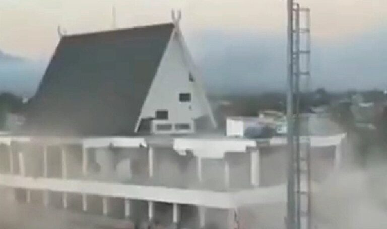 Forte terremoto de 7.7 abala leste da Indonésia e aciona alerta de tsunami rapidamente revogado