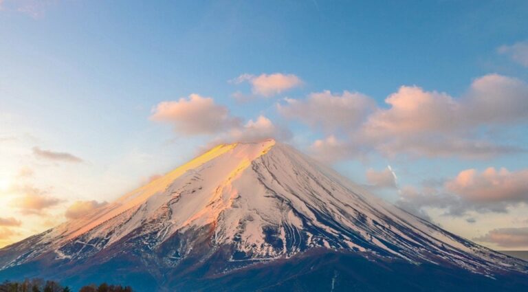 Pai é repreendido após deixar filho de 7 anos sozinho no Monte Fuji para seguir escalada