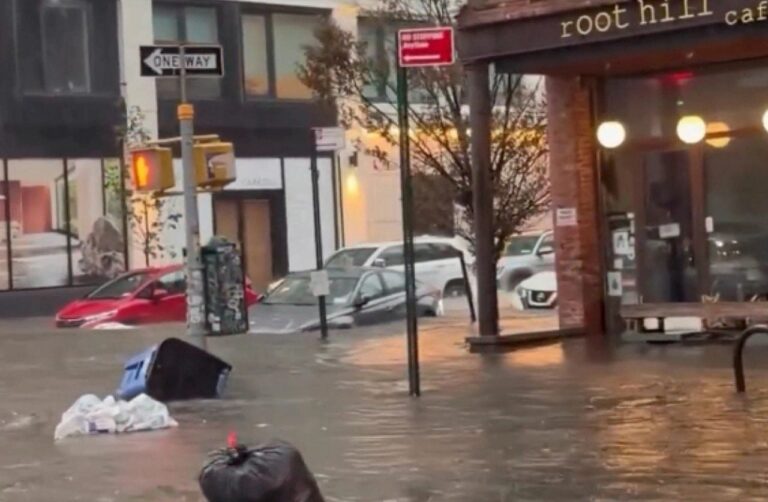 Tempestade com suspeita de tornados provoca inundações e paralisa Nova York