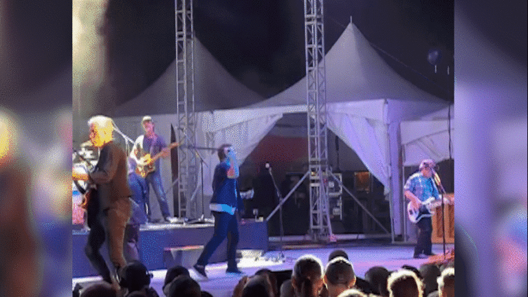 Rob Thomas, do Matchbox 20, atinge Paul Doucette com pedestal de microfone em show nos EUA
