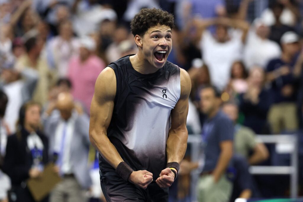 O atleta Ben Shelton eliminou o tenista Carlos Alcaraz do US Open na &uacute;ltima ter&ccedil;a-feira &mdash; Foto: AFP