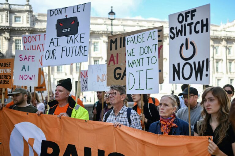 Protestos do movimento 'PauseAI', contra o avanço da inteligência artificial (IA) — Foto: AFP