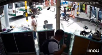 Motociclista é lançado para dentro de ônibus após colisão violenta e caminha ileso em Buga, Colômbia