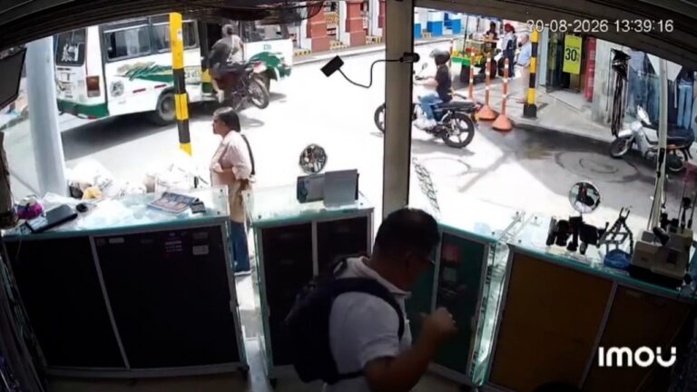Motociclista é lançado para dentro de ônibus após colisão violenta e caminha ileso em Buga, Colômbia