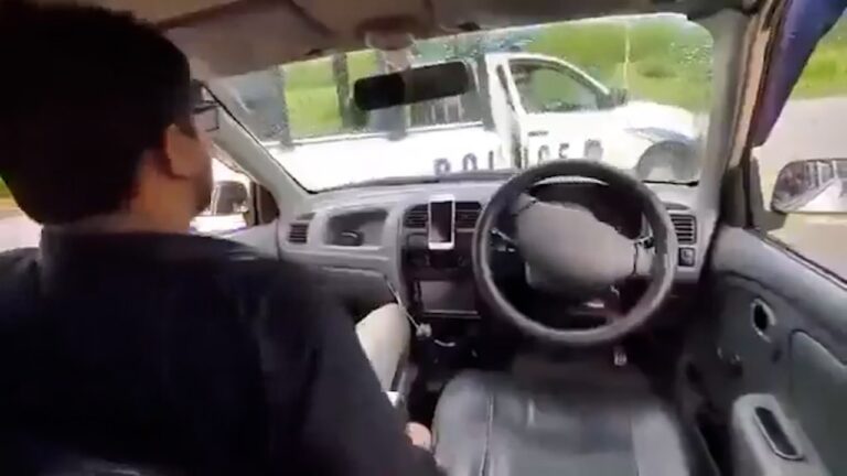 Carro autônomo colide com viatura policial no Paquistão após falha de conexão durante reportagem