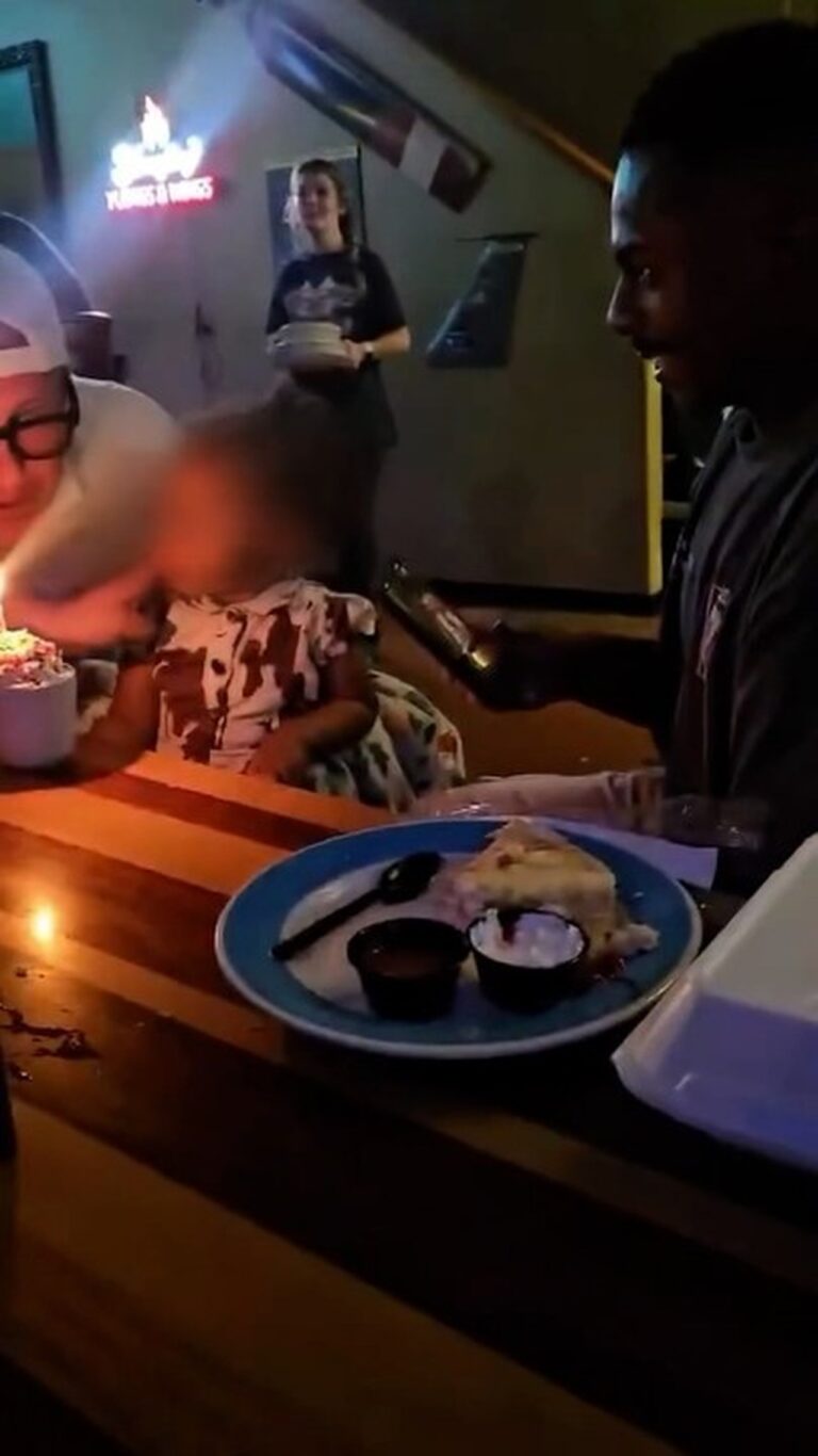 Homem beija menina de 2 anos e apaga vela de aniversário em restaurante nos EUA; polícia investiga