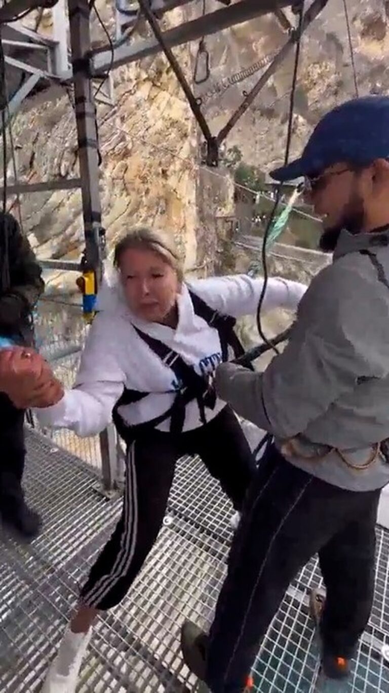 Turista é coagida a salto em cânion de 80 metros na Rússia; vídeo expõe conduta de instrutores