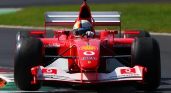 Sebastian Vettel revive emoções ao pilotar Ferrari F2002 de Michael Schumacher em Monza