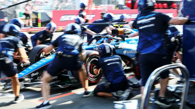 George Russell domina treino em Baku e pole position aponta para corrida de uma parada