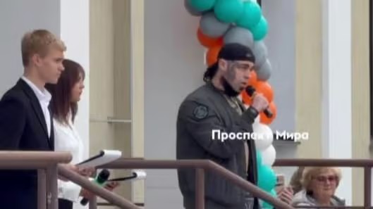 Veterano discursou para criabnças que retornavam às aulas, na Rússia — Foto: Reprodução/Telegram - Prospekt Mira