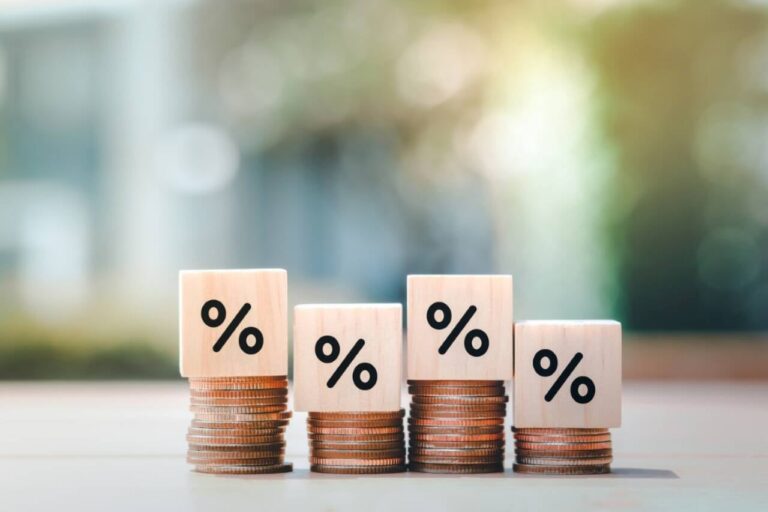 Decisões Contrárias de Juros nos EUA e Brasil Moldam Cenário de Dólar e Crédito