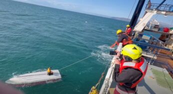 Adolescente de 15 anos sobrevive a três dias em barco virado no Alasca, atribuindo resiliência à oração