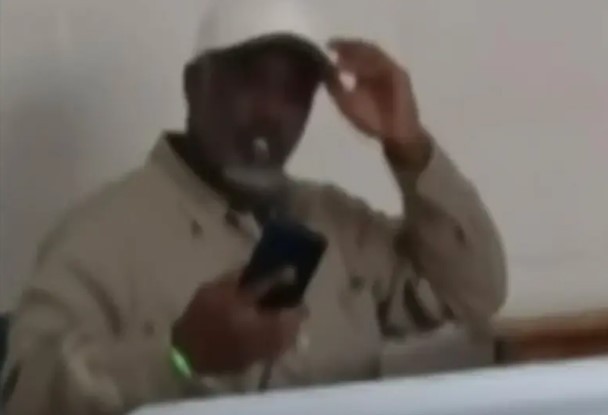 Diddy com celular em prisão federal em Nova Jersey, de acordo com a NBC News — Foto: Reprodução