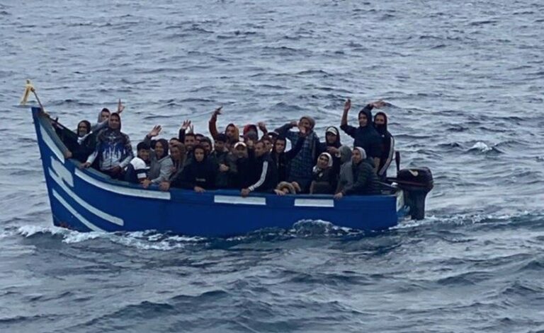 Barco com imigrantes ilegais nas águas de Lanzarote (Espanha) — Foto: Reprodução/X