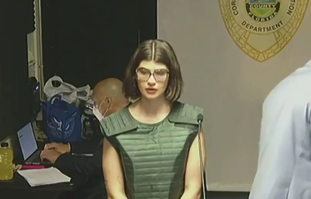 Michelle Luchau-Rebora em tribunal na Flórida — Foto: Reprodução