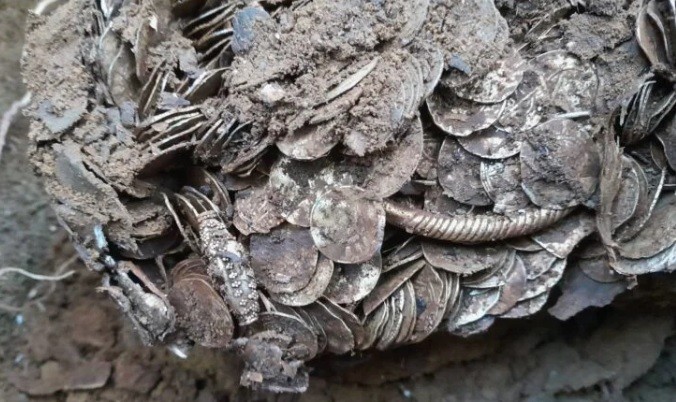 Moedas de prata viking achadas na Finlândia: recorde — Foto: Reprodução/Kalle Lappinen