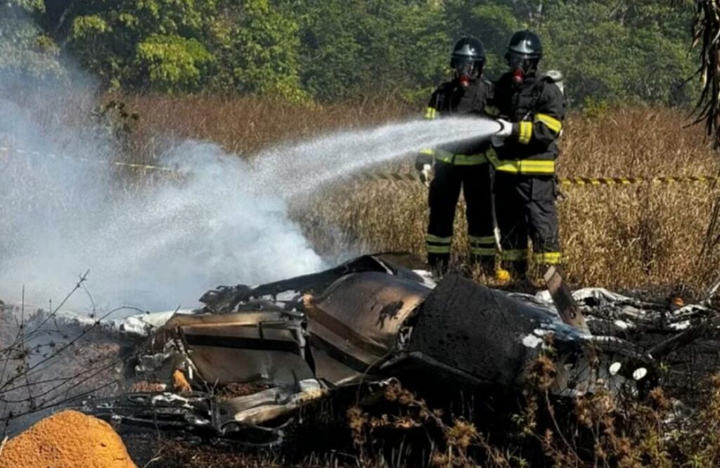 Bombeiros tentam combater incêndio após queda de avião em MT — Foto: Reprodução