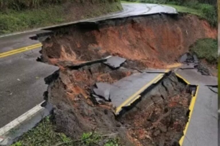 Chuvas intensas atingem quase 15 mil no Paraná e isolam Adrianópolis com cratera em rodovia