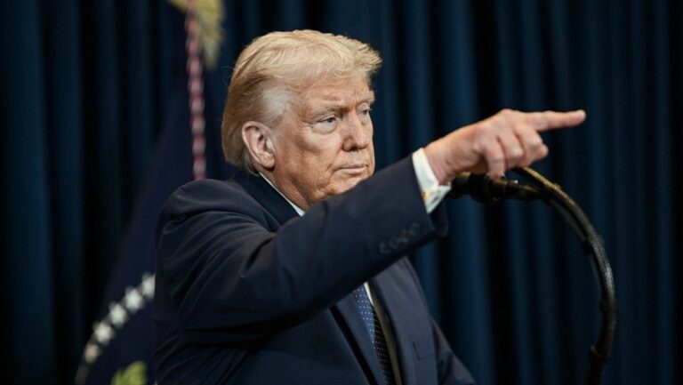 Governo Trump proíbe CNN, MS NOW e Politico de cobertura na Casa Branca por conteúdo 'falso'