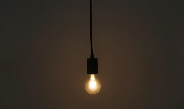 Luz, lâmpada - New Africa/Shutterstock.com